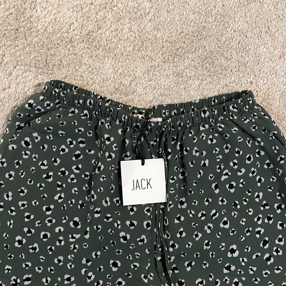 Jack by bbdakota NWT women’s shorts sz small color green floral print - Picture 2 of 3